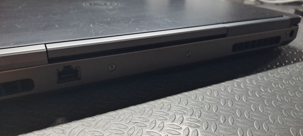 Vende-de portátil Dell Precision 7520.
Gráfica dedicada Nvidia Quadro