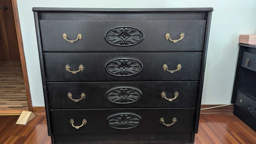 Vendo Cômoda e Mesa de Cabeceira em Madeira