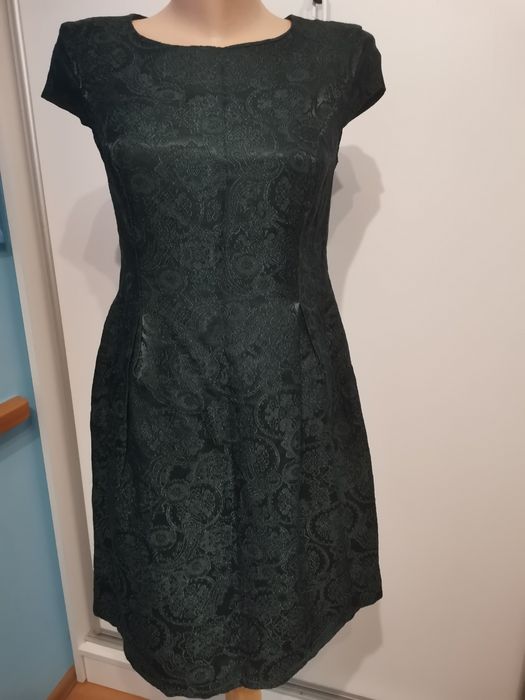 Wizytowa sukienka damska Mohito rozm 36, wytłaczany wzór,ciemna zieleń