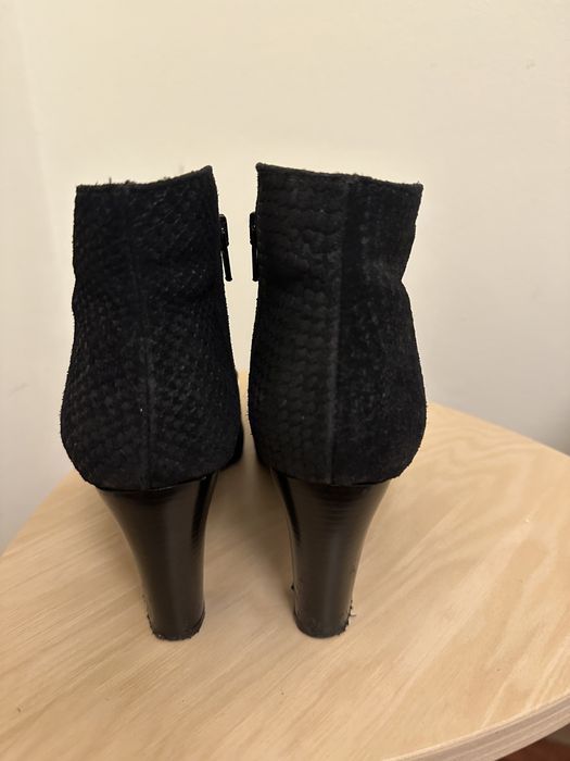 Botins com pouco uso de camurça