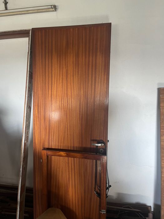 Porta de madeira com respetivos aros