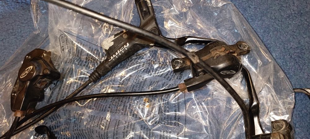 Dois pares de travões de disco AVID