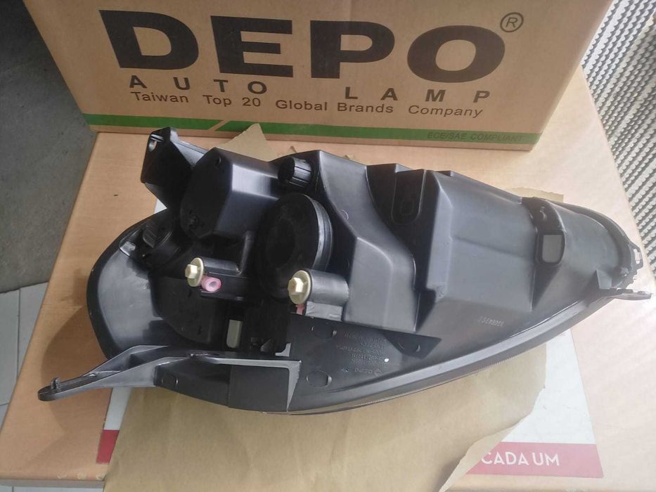 Farol Direito Fiat Punto 2008 Novo