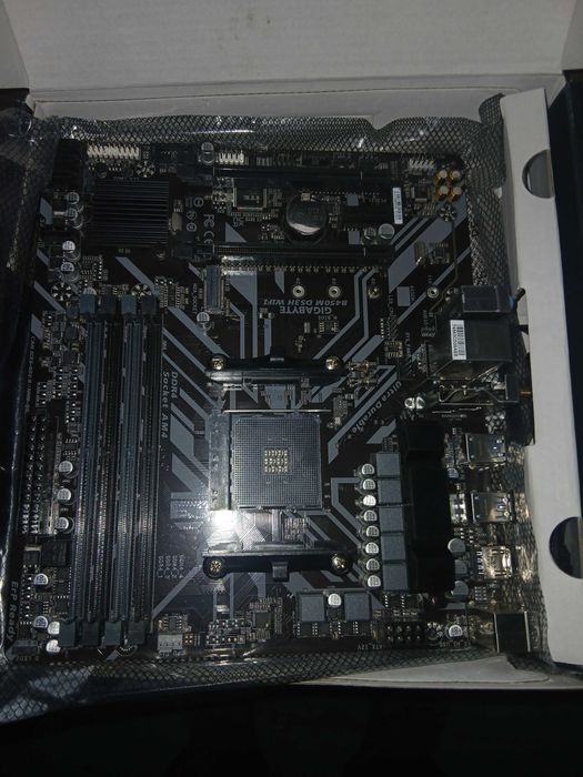 Продам материнскую плату Gigabit b450 DS3H WIFI