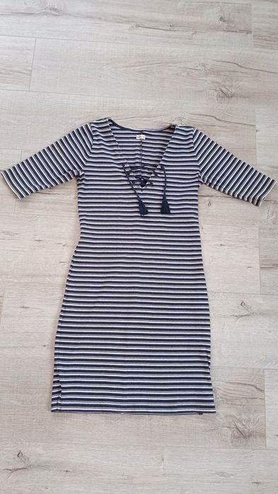 Prosta sukienka w paski Hollister S