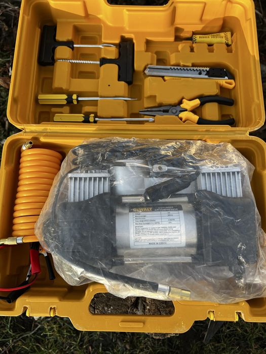 Автокомпресор DeWALT та ремонтний набір шин.