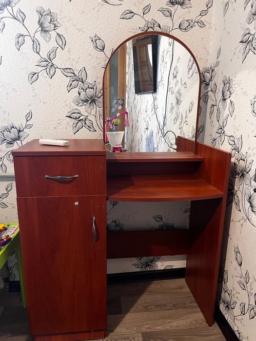 Продам комод з дзеркалом
