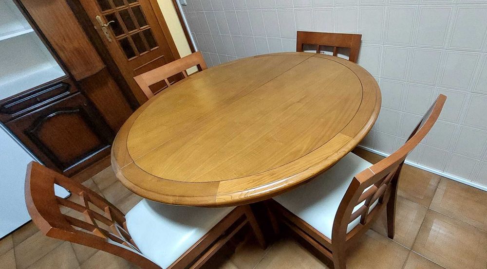 Mesa extensível e cadeiras