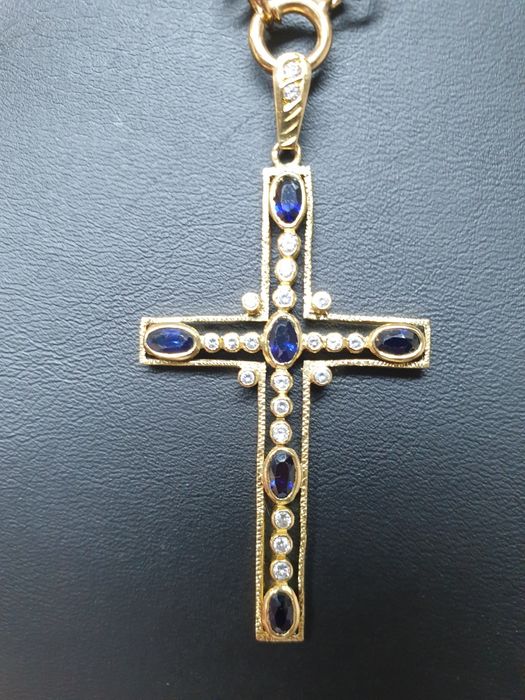 Cruz em ouro com brilhantes