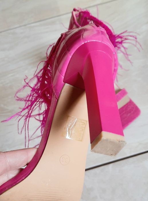 Buty na obcasie ozdobione piórami