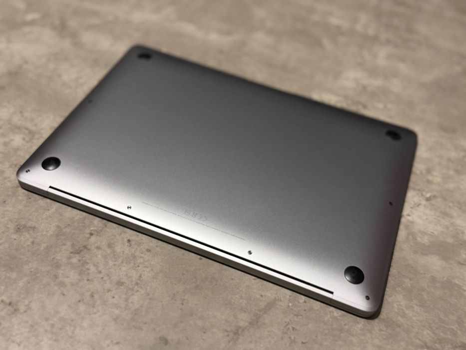 MacBook Air 13” 2020 i5 / 8GB / 512GB + pokrowiec Thule / stan bardzo dobry
