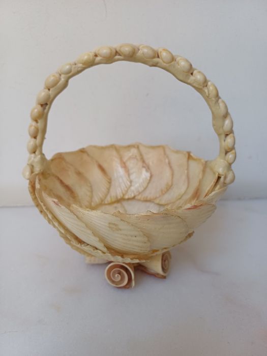 Cesto feito de conchas e búzios