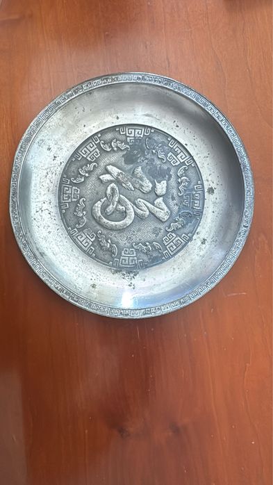 prato de estanho é da marca Royal Selangor