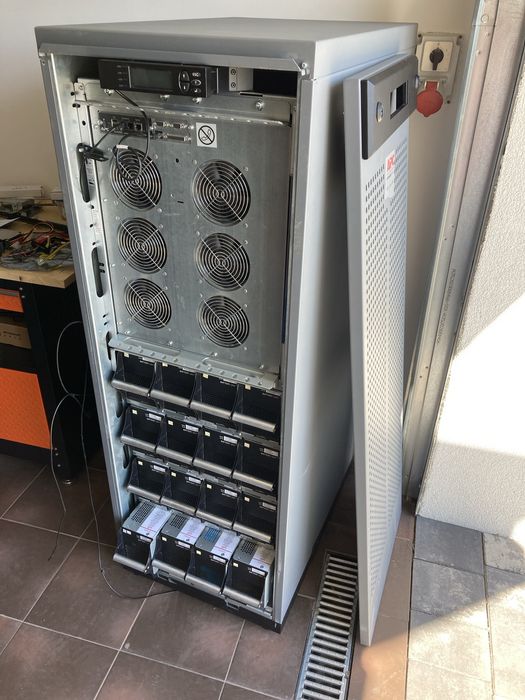 UPS APC Galaxy 3500 40kVA 3:3f | 32 akumulatory | komplet kaset, kabli