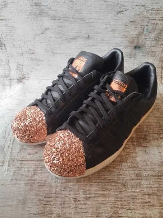 Adidas superstar brokatowy przód.