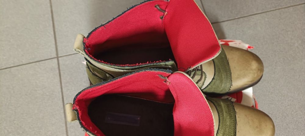 Botas em pele semi novas