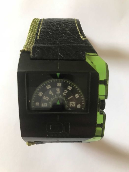 Relógio IO theone de disco giratório