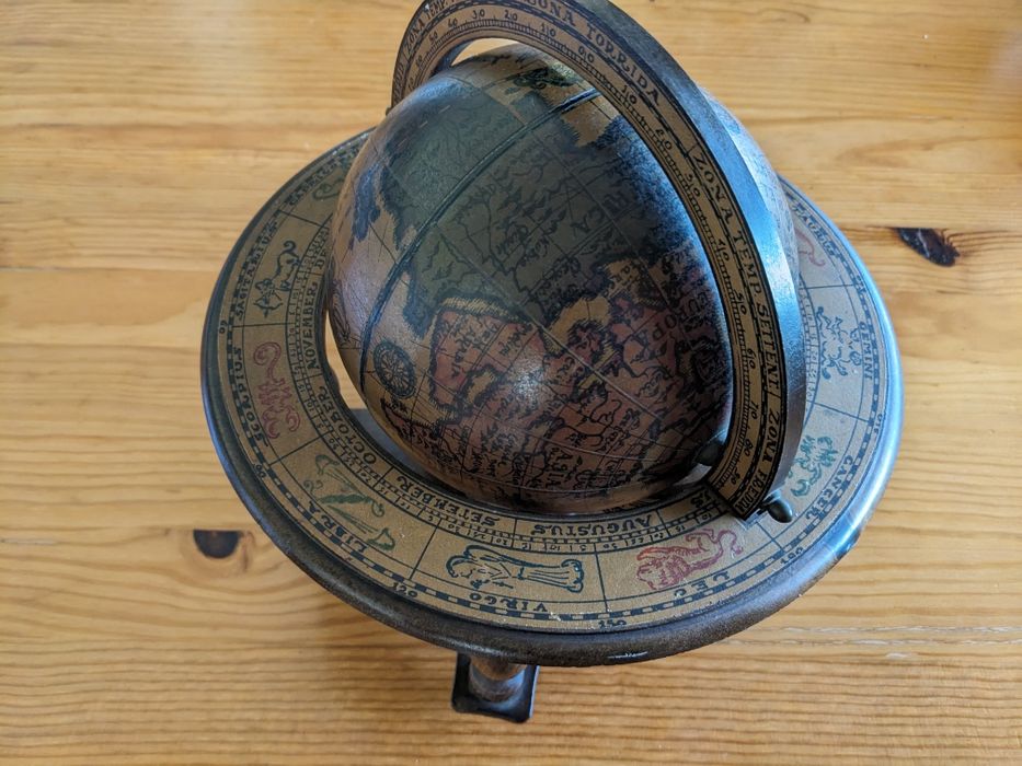 Globo antigo em madeira