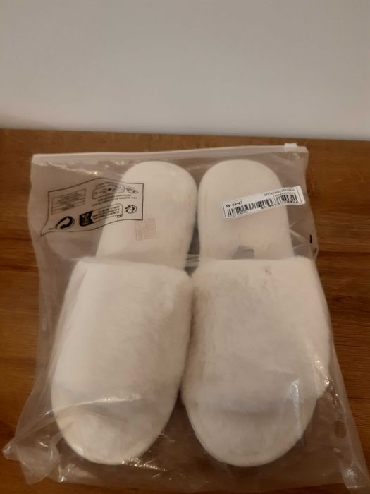 Kapcie z puszystym futerkiem ecru rozmiar 40-41