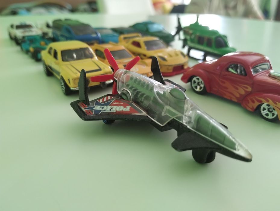 Auta hotwheels   .