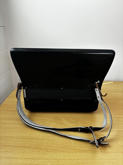 Akordeon Marinucci Recanati z paskiem.