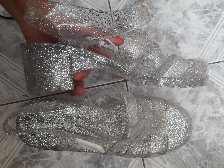 Lilley przezroczyste sandałki na obcasie ze srebrnym brokatem 39