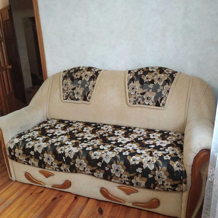 Диван-ліжко розкладний, зроблений на замовлення в гарному стані