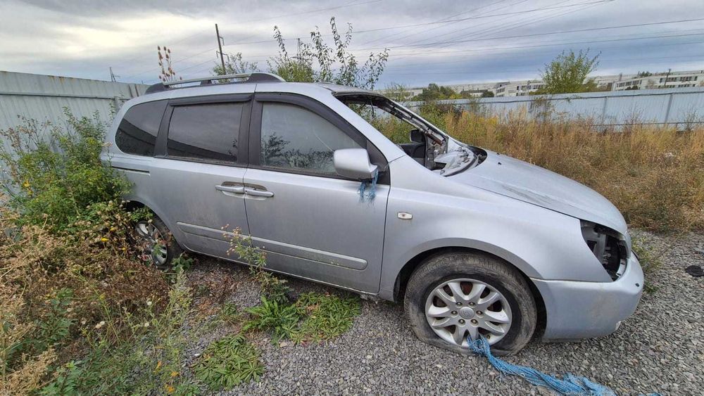дешево продається KIA CARNIVAL III