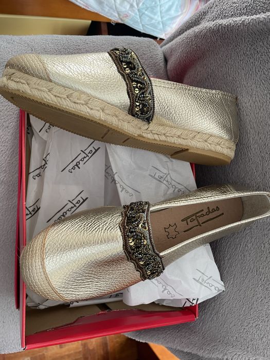 Alpercata dourada em pele - Nova