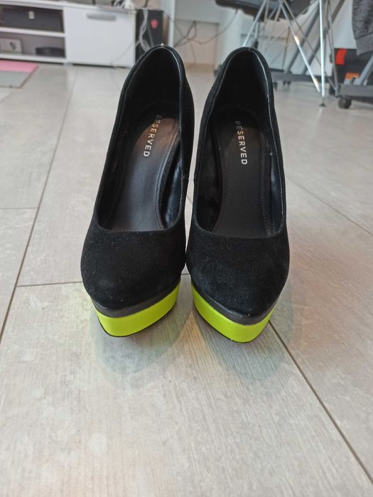 Czarne buty na obcasie z zieloną platformą