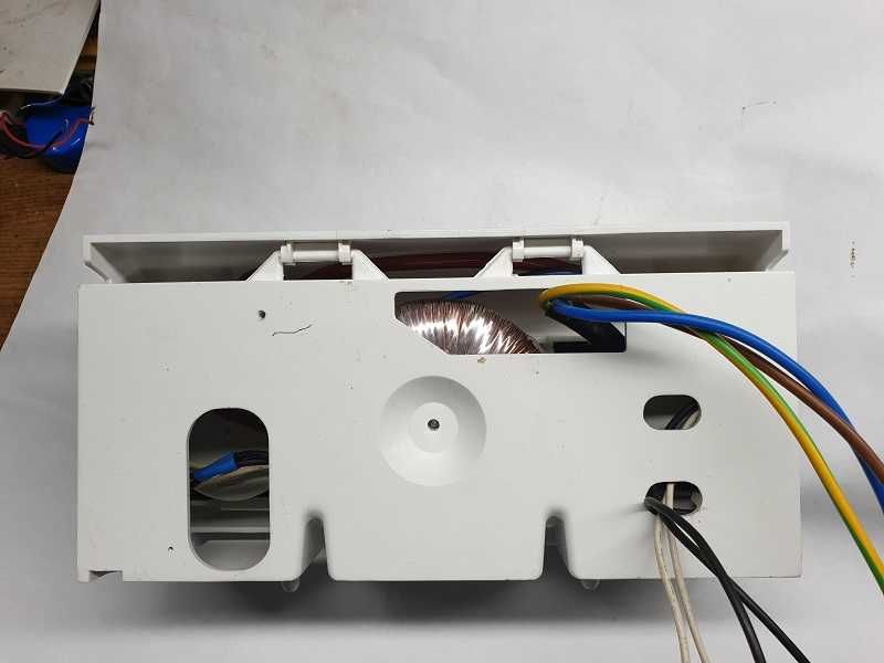 Lampa pod półkowa z zegarem