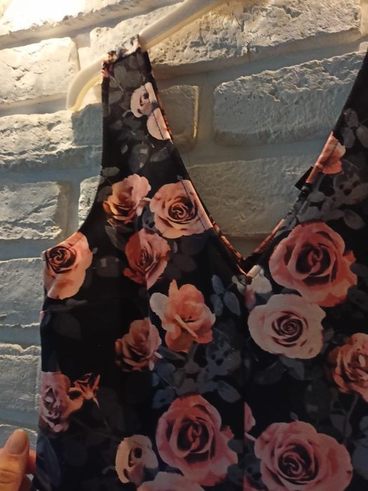 Sukienka lekko rozkloszowana w kwiaty ,forever 21