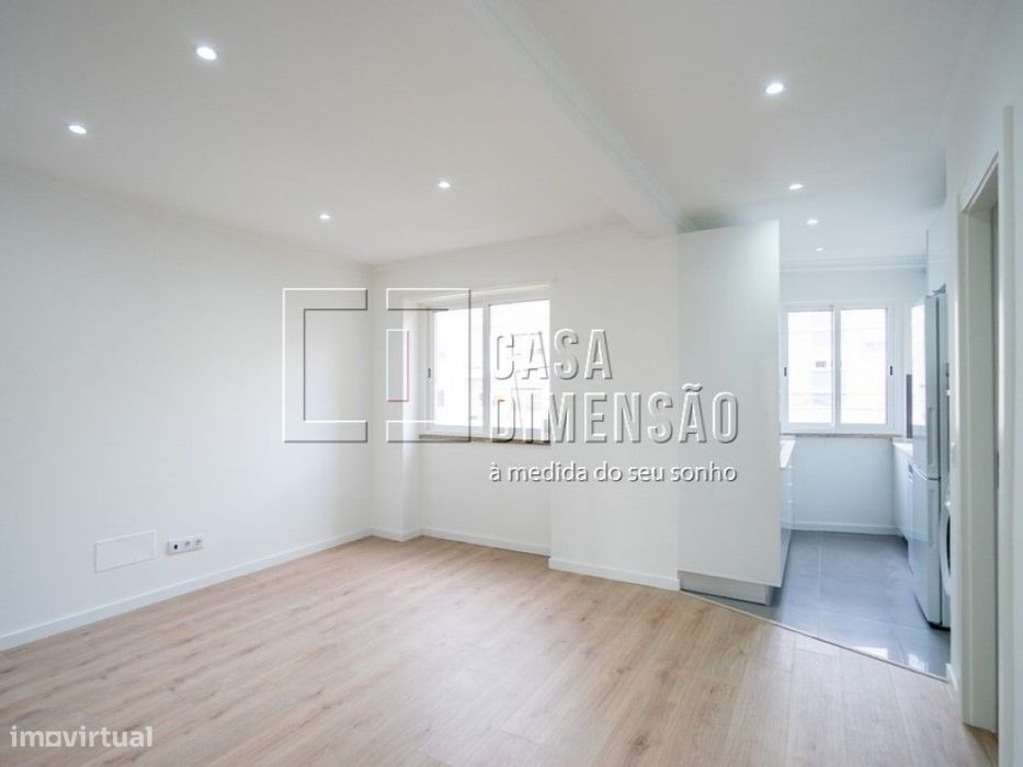 Apartamento de tipologia T2, em fase de Remodelação, em Odivelas!! — Odivelas, Lisboa