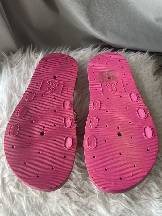 Nowe gumowe klapki rozm.36