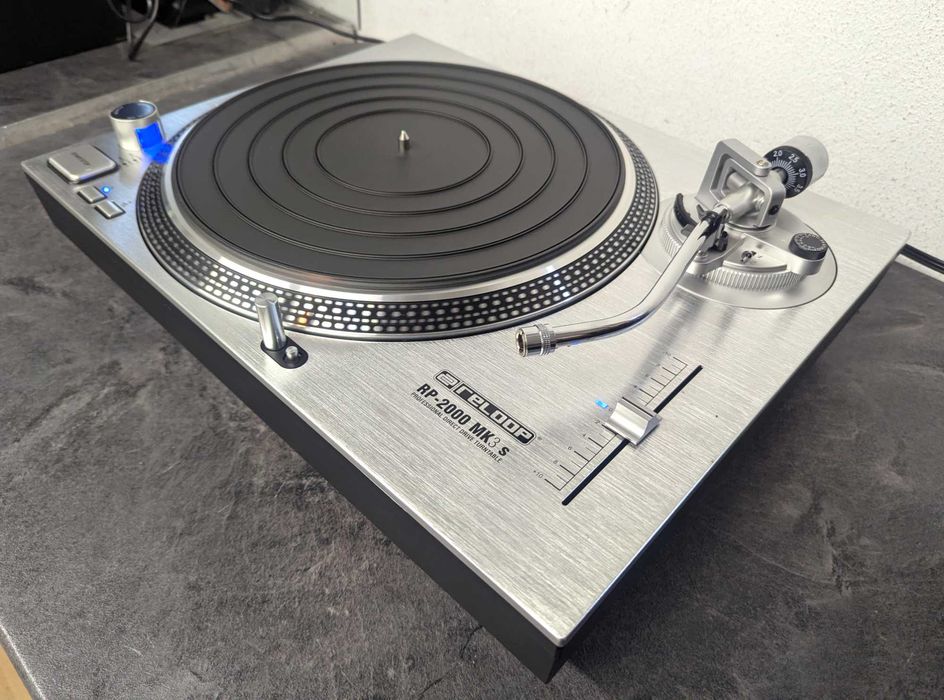 Програвач платівок Reloop RP-2000 MK3s.
