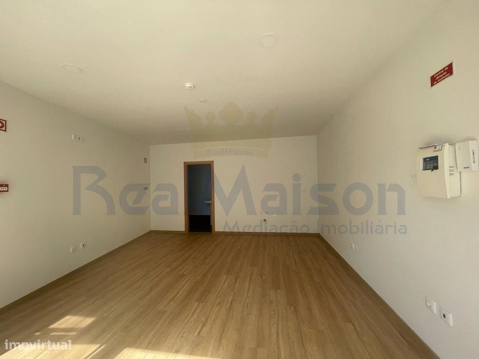 New Shop for Sale in Mem Martins – 2 Minutes from Mem Martins CP Station