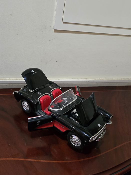 Chevrolet Corvette (1957) 1/18 - Burago (Made in Italy) - Preto/Vermelho