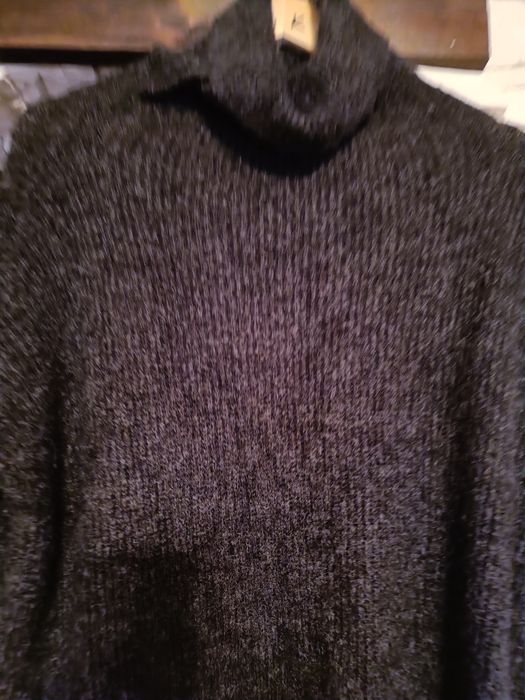 Piękny mięciutki,cieplutki grafiowy golf