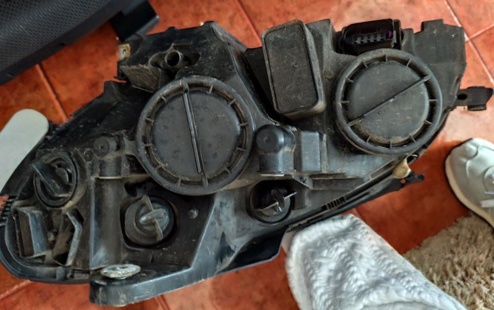 Mercedes W204 óptica lado passageiro halógeneo