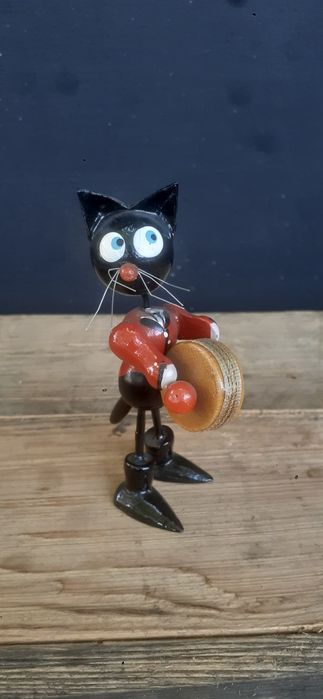 Stara figurka drewniana kot muzykant Cepelia