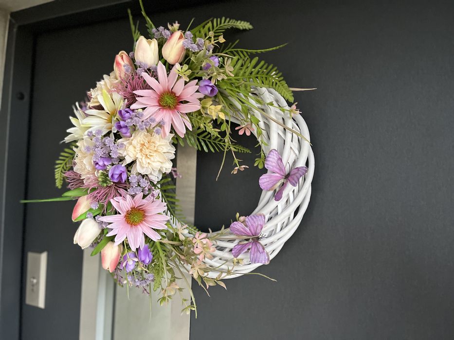 Wiklinowy wiosenny wianek na drzwi, motyle