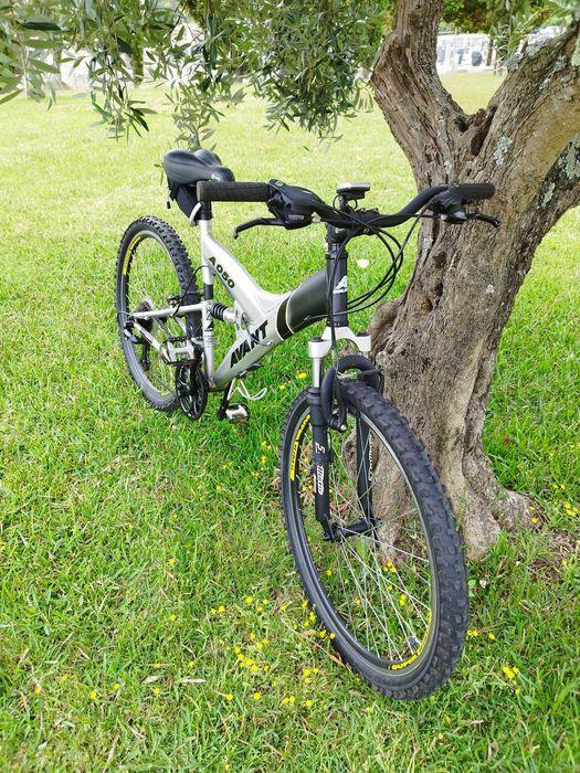 Bicicleta nova de montanha com soporte de ferramentas