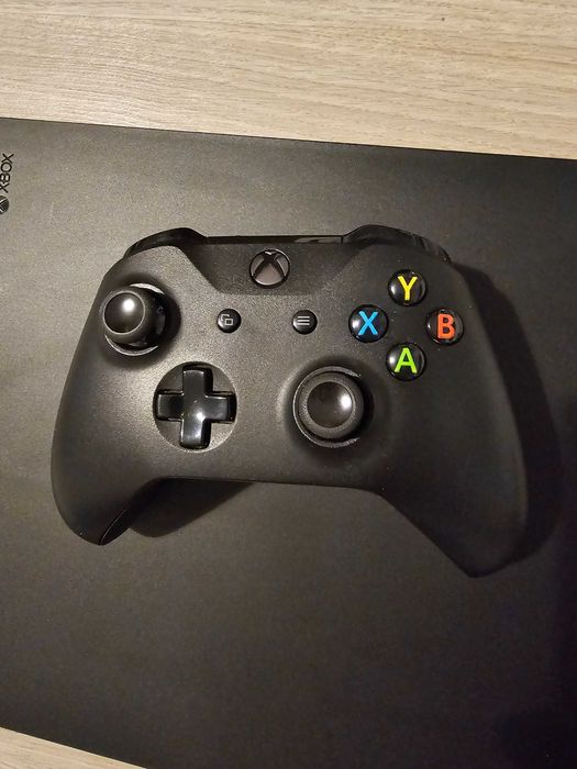 Xbox One X 1TB + akcesoria