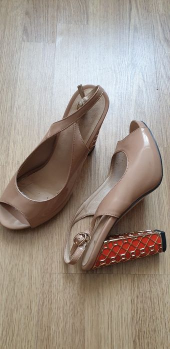 Продам босоніжки 38 розміру на підборах