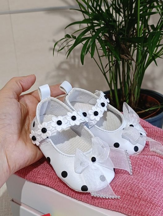 Sapatinho Feminino Branco e Preto para Bebé