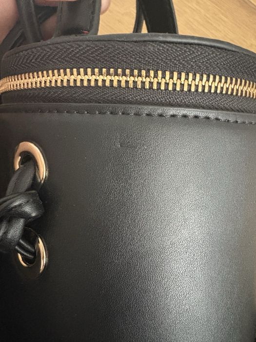 Torebka orsay czarna złoty zamek kuferek kufer złote dodatki