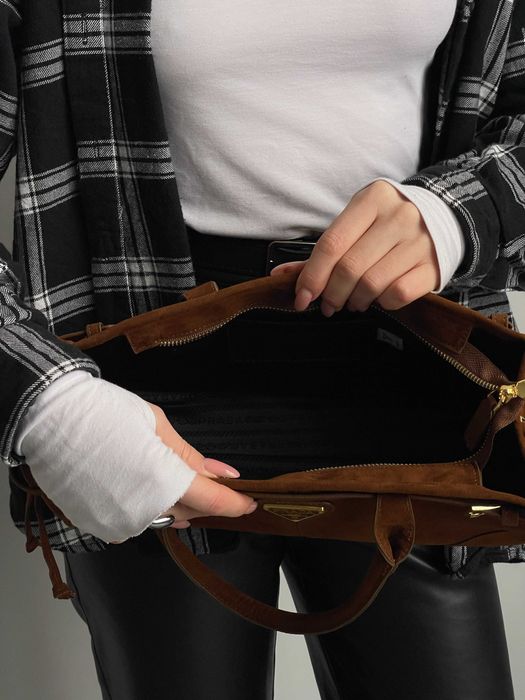 Женская сумка Prada Medium Suede Tote Bag через плечо замша Прада