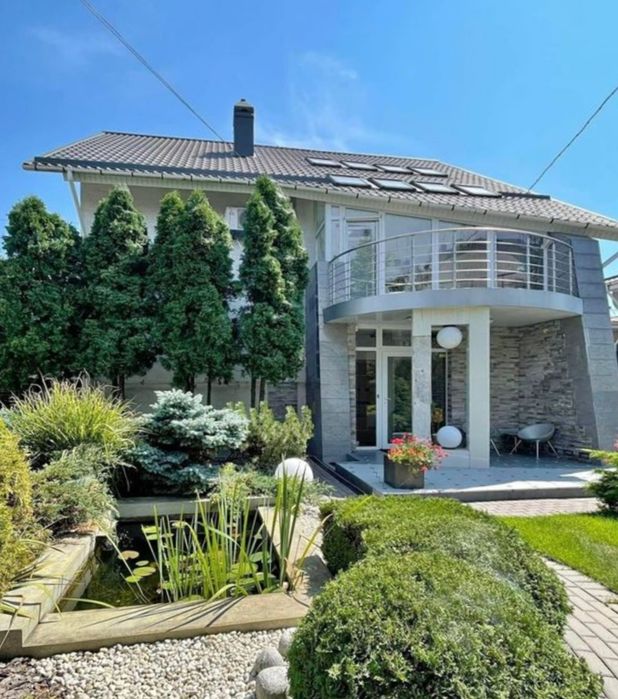 Продам 3-х поверховий  стильний будинок