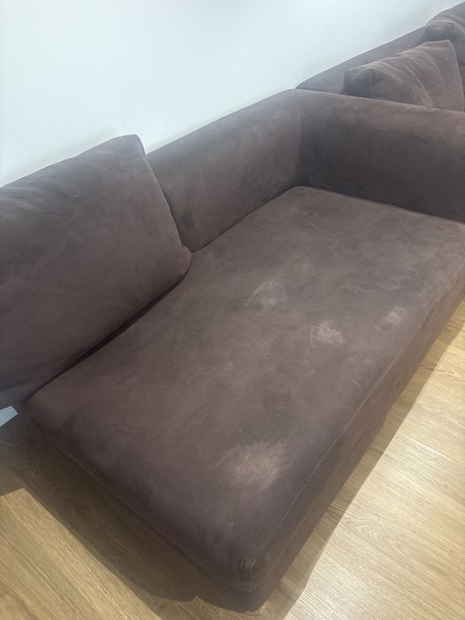 Sofa de sala com sinais de uso