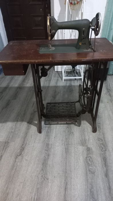 Máquina de costurar com muitos anos